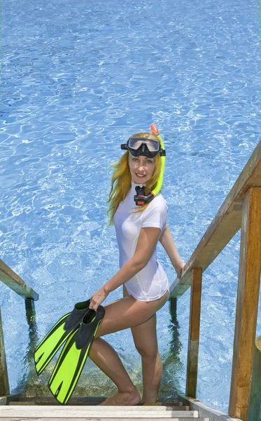 Žena stojí s vybavením pro šnorchl — Stock fotografie