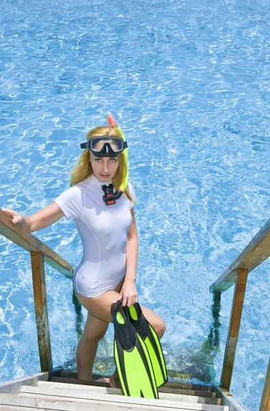 Vrouw staat met apparatuur voor snorkel — Stockfoto