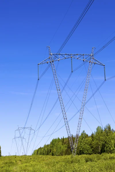 Γραμμή υψηλής τάσης του ηλεκτρικού ρεύματος transmi — Φωτογραφία Αρχείου