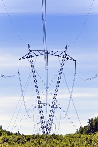 Linha de alta tensão do transmi da eletricidade — Fotografia de Stock