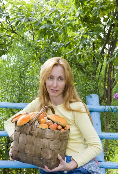 Joven mujer-recolector de hongos — Foto de Stock