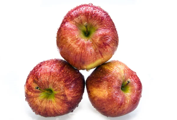 Tres manzanas jugosas en gotas — Foto de Stock