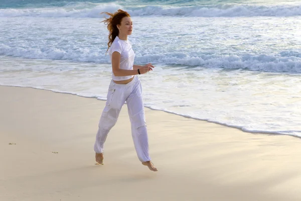 Mujer, corriendo por la costa del océano —  Fotos de Stock