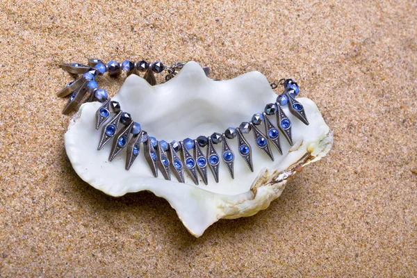 La conchiglia di mare esotica con perline — Foto Stock