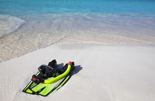 Accessoire voor snorkelen lag op zand — Stockfoto