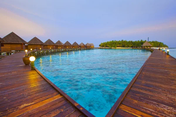 Este a sziget az óceánon, a Maldív-szigetek. — Stock Fotó