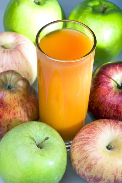 Μήλα και χυμός σε ποτήρι — Φωτογραφία Αρχείου