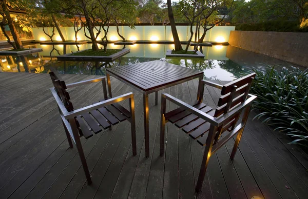 Mesa y sillas antes de la piscina —  Fotos de Stock