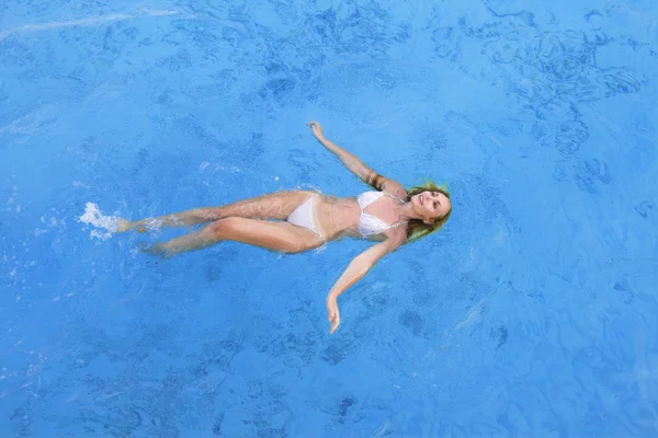Genç kadın gülümsüyor, okyanusta yüzüyor, Maldivler — Stok fotoğraf