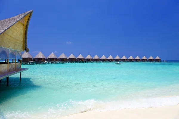 Villa på pålar på vatten Maldiverna. — Stockfoto