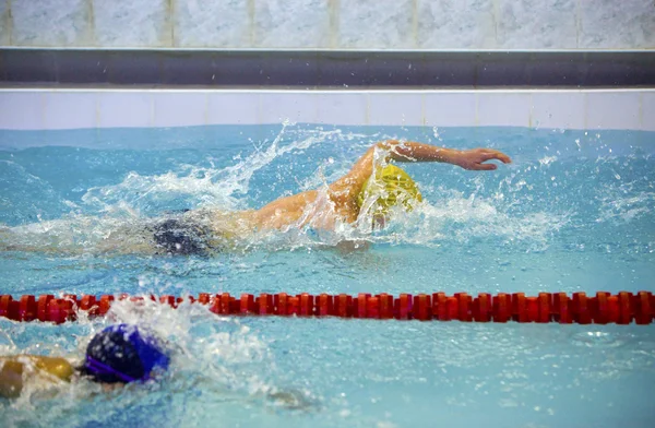 De jonge sportzwemmer in het zwembad — Stockfoto