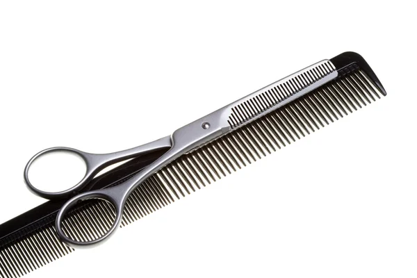 Schere beim Friseur und Haarbürste — Stockfoto