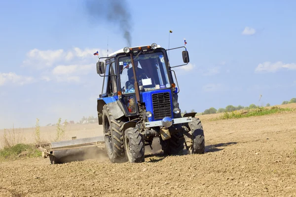 Tractor works in the field — Stock Photo, Image