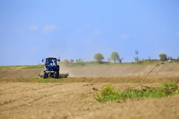Тракторные работы в поле — стоковое фото