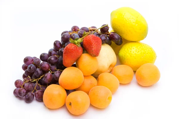 Csendélet, szőlő, citrom, körte, eper — Stock Fotó