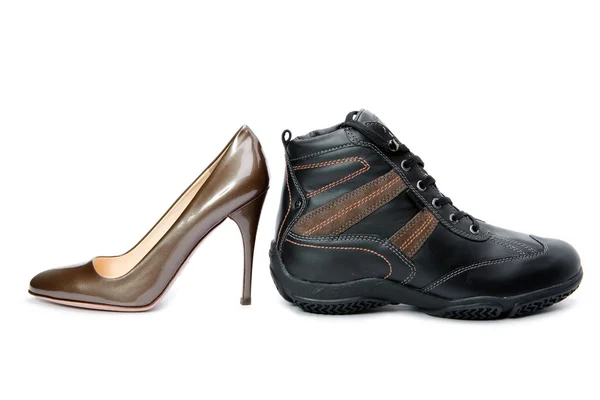 Ανδρικές μπότες και κομψά γυναικεία παπούτσια — Φωτογραφία Αρχείου