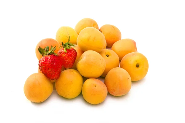 Mogna aprikoser och bär jordgubbsplantor — Stockfoto