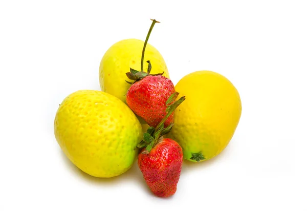 3 つのレモンとストロベリーの二つの果実 — ストック写真
