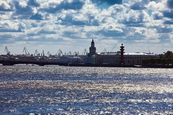 La Russie. Saint-Pétersbourg. Silhouette de "flèche île Vassilievski" et le tas — Photo
