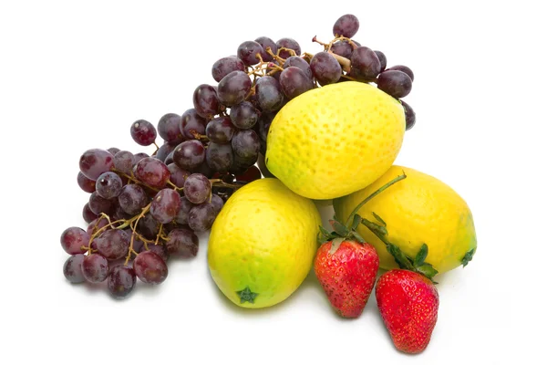 Csendélet, szőlő, citrom, eper — Stock Fotó