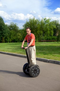 bir adamın... bir elektrikli scooter segway .