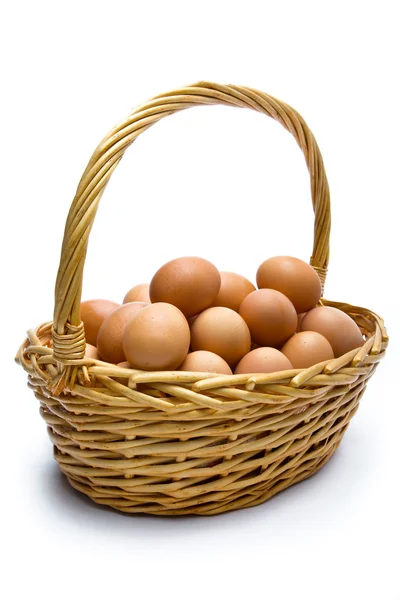 白色底篮子里的蛋 — 图库照片