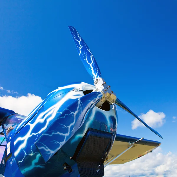 Śruby części samolotu na tle nieba — Zdjęcie stockowe