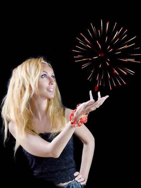 Schöne blonde Magierin mit Feuerwerk, die aus der Hand abhebt — Stockfoto