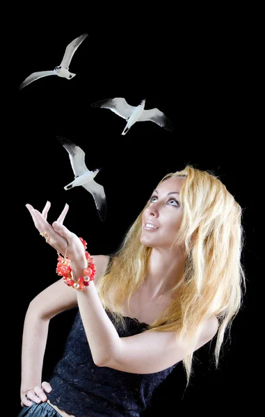 Portret van mooie jonge blonde met vogels — Stockfoto