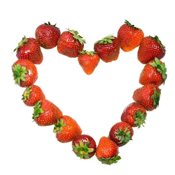 Hjärtat från strawberry på vit bakgrund — Stockfoto