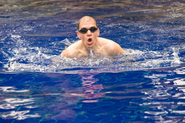 那位年轻的游泳运动员在游泳池里 — 图库照片