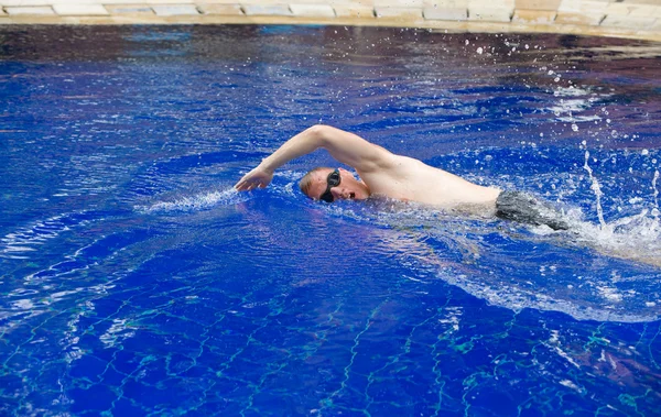 Le jeune nageur sportif dans la piscine — Photo