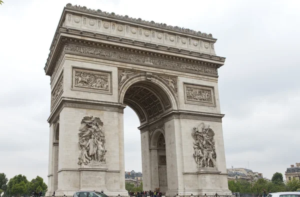 В Париж. Триумфальная арка — стоковое фото