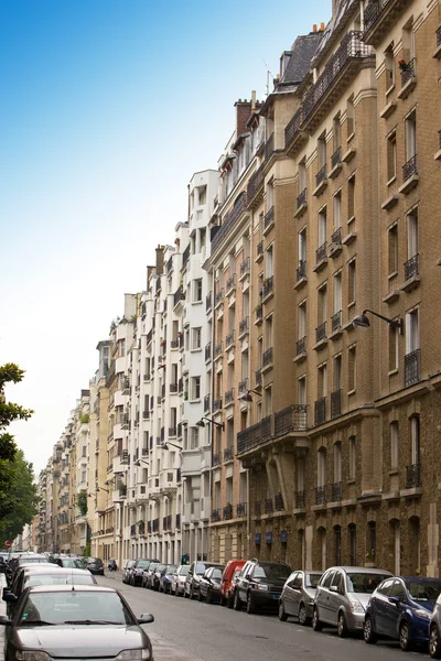 Paris. gatan med parkerade bilar — Stockfoto