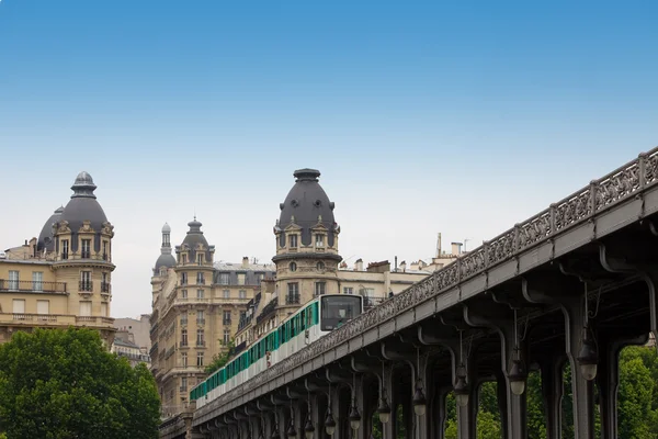 Paryż. pociąg metra idzie na mostek — Zdjęcie stockowe