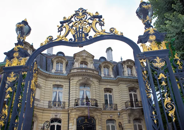 Παρίσι. παλιό σπίτι και απομακρυσμένες ανοικτή πύλη πριν από αυτόν — Φωτογραφία Αρχείου