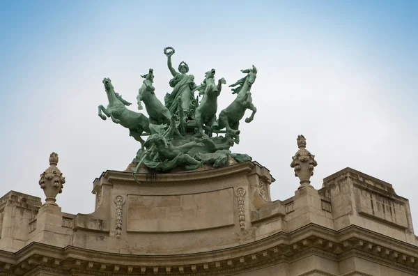 Paříž. socha s koňmi na budování grand palais — Stock fotografie