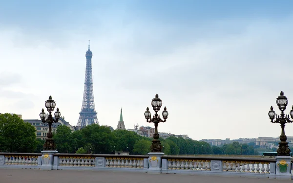 Олександр Iii міст через річку Сену в Парижі та вид на Ei — стокове фото