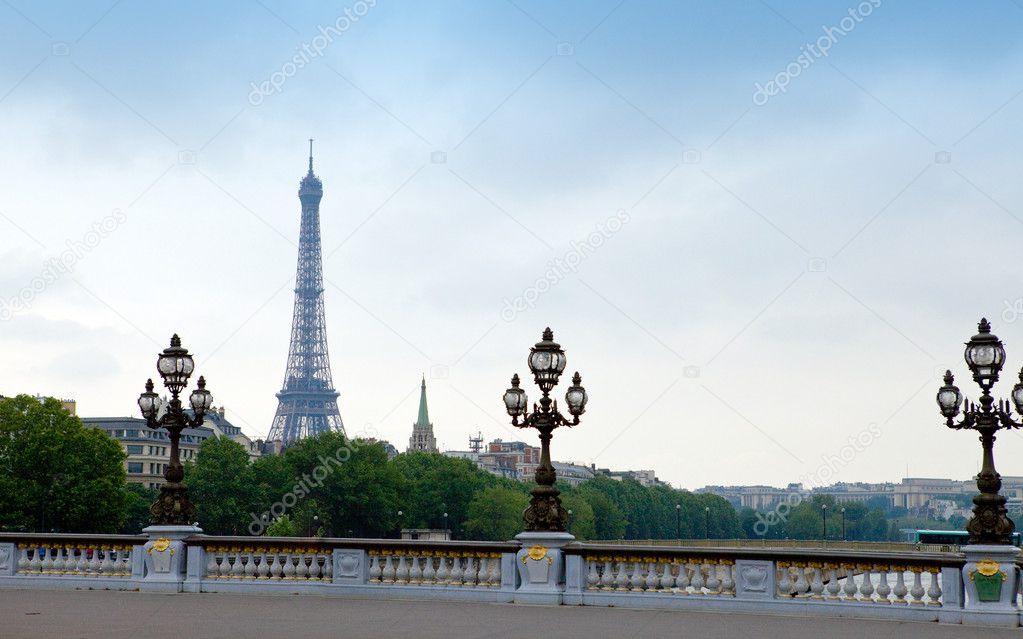 El puente Alejandro III a través del río Sena en París, Francia y ...