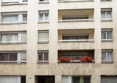 ev duvar ve kırmızı çiçekli balkon