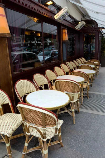 Paris. Mesas em café de rua — Fotografia de Stock