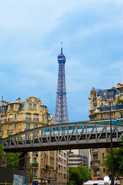 В Париж. Мост перед зданием. Поезд метро идет по мосту — стоковое фото