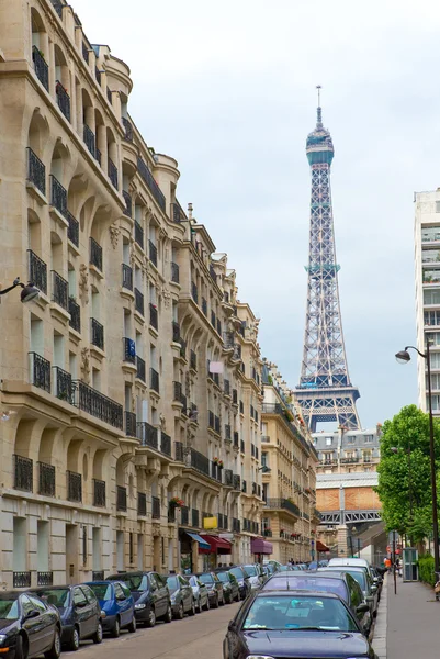 Парижі. вулиці з припаркованих автомобілів. — стокове фото