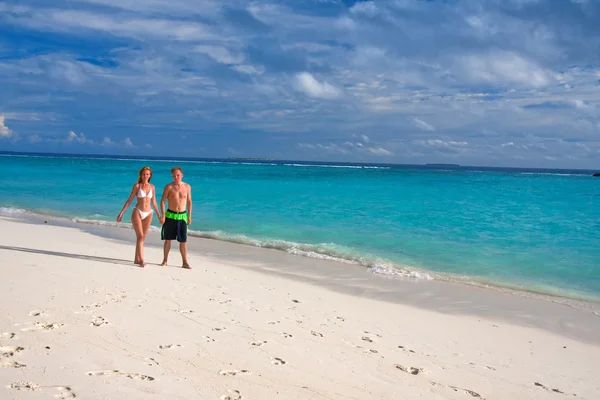 Mannen en vrouw op het strand en de Oceaan, de malfives — Stockfoto