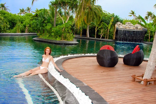 Joven mujer bonita en la piscina en el jardín tropical —  Fotos de Stock