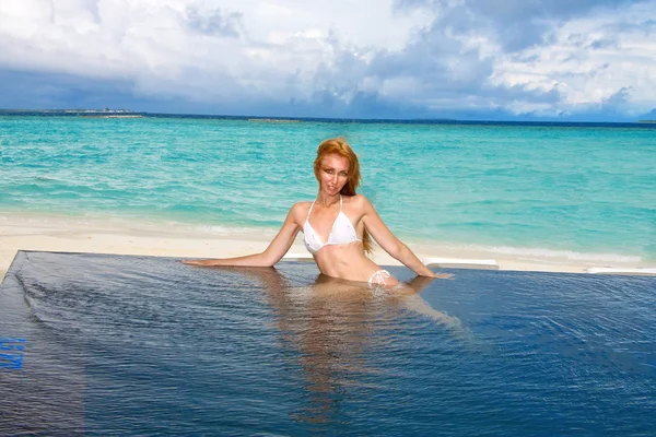 Mulher na piscina e oceano ao fundo. Maldivas — Fotografia de Stock
