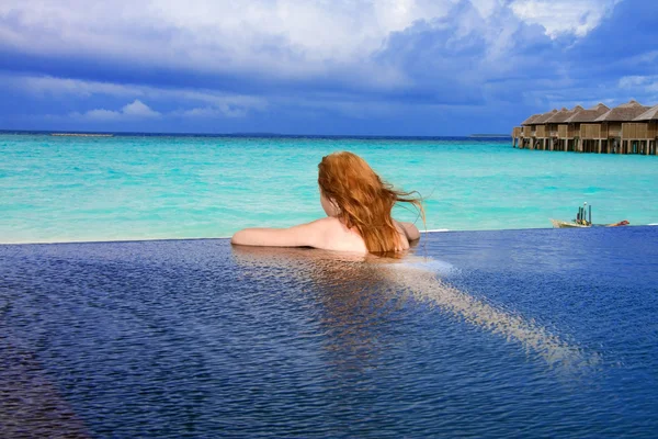 havuz ve okyanus arka planda kadın. Maldivler