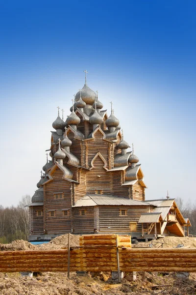 Деревянная православная церковь во имя Покрова Пресвятой Богородицы, Россия (Пок — стоковое фото