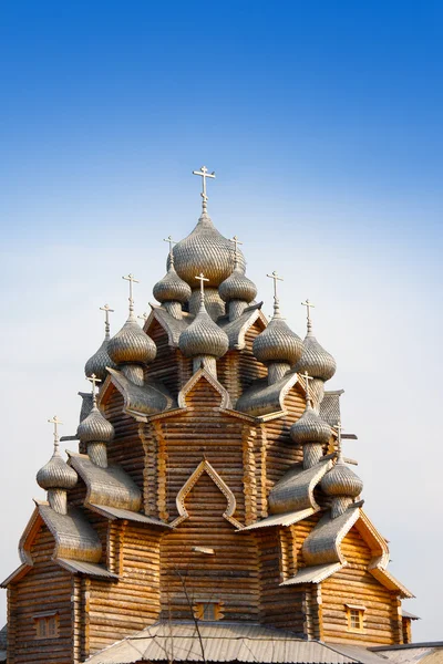 Iglesia ortodoxa de madera en nombre de Cover All-holy mother of God, Rusia (Pok — Foto de Stock