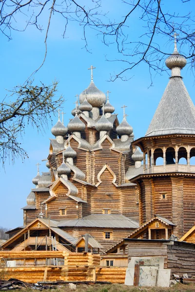 Houten orthodoxe kerk in naam van cover all-heilige moeder van god, Rusland (pok — Stockfoto